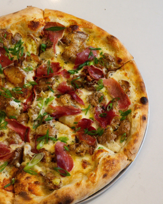 🥔 Love last month’s featured pizza? Back by popular demand, Rosemary’s Potato is available during the month of December as well! This pie is hearty and savory and delicious. It’s made with a sour cream base with light mozzarella, sharp cheddar, rosemary fried potatoes, country ham, and charred marinated onions. Finished with garlic olive oil and green onions.
.
🍕 Order a 14” or 18” anytime in October, or grab a slice on Tuesdays and Fridays! Don’t forget about HALF PRICE SLICES between 2-4pm Tuesday-Thursday!
.
🚙 Order for pickup or delivery here: https://order.toasttab.com/online/2nd-language-ramen2-401-nw-2nd-st-suite-a. Remember, orders of $50 or more receive FREE delivery!